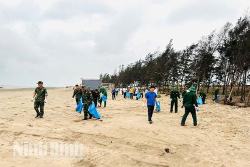 Đông đảo lực lượng tham gia dọn vệ sinh, chỉnh trang khu vực bãi tắm chuẩn bị đón khách.