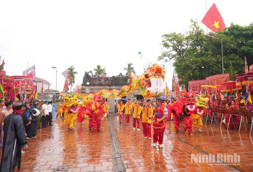 Biểu diễn múa rồng, sư tử tại Lễ hội.