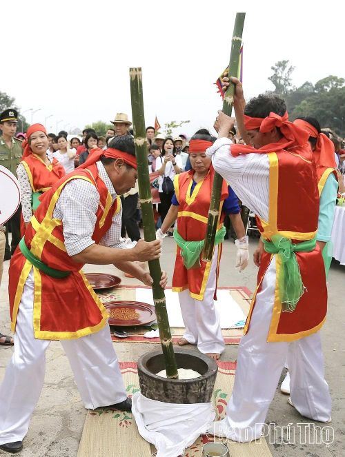 Các làng nghề duy trì làm bánh giầy theo cách truyền thống, lưu giữ bản sắc văn hóa dân tộc.