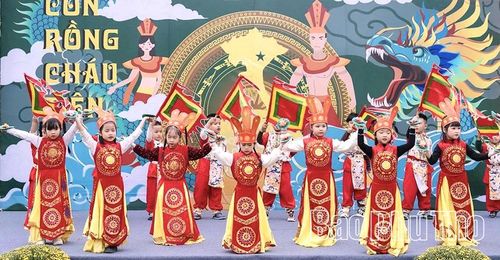 Học sinh Trường Mầm non Achi Home (phường Vĩnh Phúc) diễn kịch “Con rồng cháu tiên”.