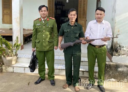 Công an xã Quyết Thắng vận động thu hồi súng.