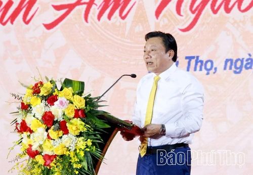 Đồng chí Phó Chủ tịch UBND tỉnh, Trưởng Ban tổ chức Giỗ Tổ Hùng Vương - Lễ hội Đền Hùng và Tuần Văn hóa - Du lịch Đất Tổ năm Bính Ngọ 2026 Nguyễn Huy Ngọc phát biểu khai mạc chương trình.