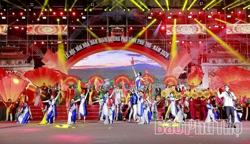 Tiết mục “Cùng nhau ta thắp sáng” khép lại chương trình.