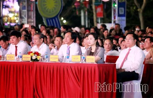 Đồng chí Chủ tịch UBND tỉnh Trần Duy Đông cùng các đại biểu dự chương trình.