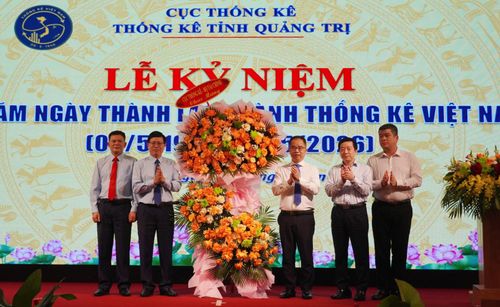 Đại diện lãnh đạo Cục Thống kê tặng hoa chúc mừng ngành Thống kê Quảng Trị - Ảnh: X.P