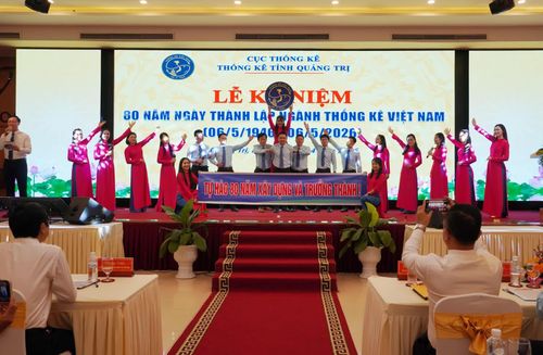 Tiết mục văn nghệ chào mừng lễ kỷ niệm - Ảnh: X.P
