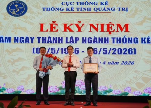 Đồng chí Hoàng Nam, Phó Chủ tịch Thường trực UBND tỉnh trao Bằng khen của Chủ tịch UBND tỉnh cho Thống kê Quảng Trị - Ảnh: X.P