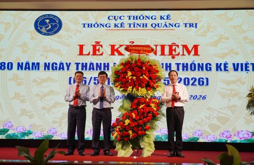 Đồng chí Hoàng Nam, Phó Chủ tịch Thường trực UBND tỉnh tặng hoa chúc mừng ngành Thống kê Quảng Trị - Ảnh: X.P