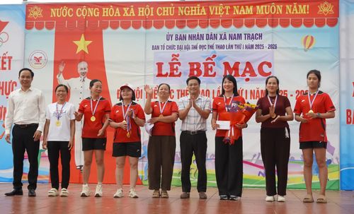 Ban Tổ chức trao huy chương vàng kéo co nữ cho cụm Lý Trạch - Ảnh: L.M