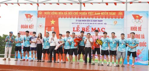 Ban Tổ chức trao huy chương vàng môn bóng đá nam cho cụm Nhân Trạch - Ảnh: L.M