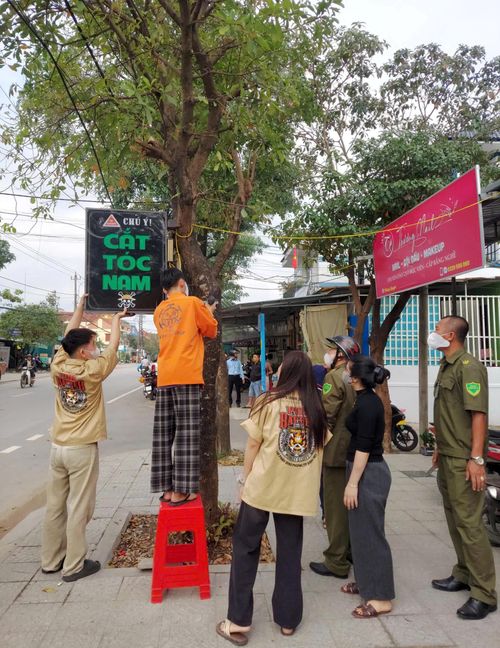 Các lực lượng chức năng phường Đồng Thuận tăng cường công tác chỉnh trang đô thị - Ảnh: T.L