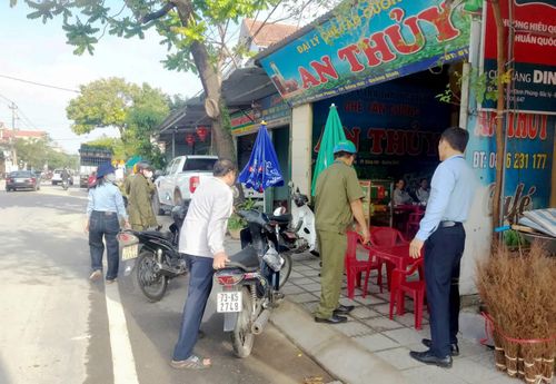 Các lực lượng chức năng phường Đồng Thuận tăng cường công tác chỉnh trang đô thị - Ảnh: T.L