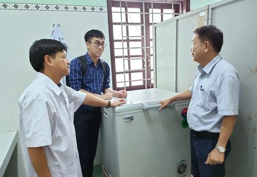 Lãnh đạo Trung tâm Kiểm soát bệnh tật tỉnh giám sát việc bảo quản vắc-xin tại các trạm y tế - Ảnh: T.T