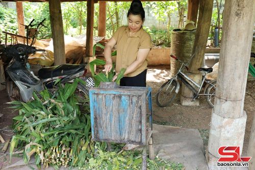 Nhân dân xã Yên Châu được hỗ trợ máy móc phục vụ chăn nuôi.