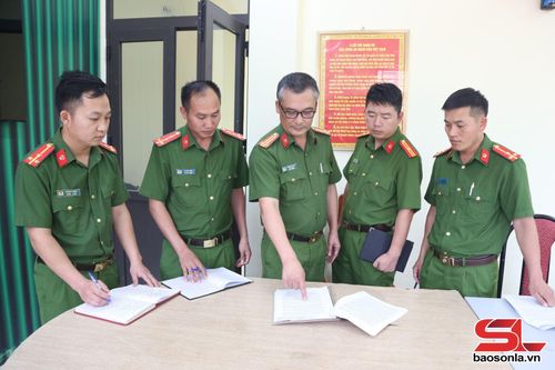 Cán bộ Công an xã Mường Lèo trao đổi nghiệp vụ.