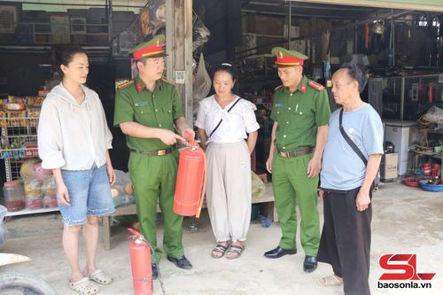 Công an xã Mường Lèo hướng dẫn nhân dân sử dụng bình chữa cháy.