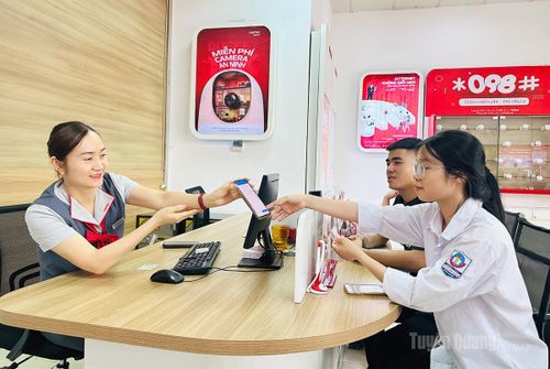 Nhân viên Viettel Tuyên Quang hỗ trợ khách hàng thực hiện thủ tục xác minh thông tin thuê bao.