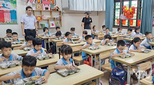 Phụ huynh học sinh Trường Tiểu học Mỏ Chè giám sát bữa ăn bán trú của học sinh.