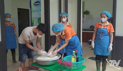 Phụ huynh học sinh kiểm tra lương thực, thực phẩm tại Trường Mầm non Lương Sơn.