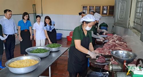 Phụ huynh học sinh, cán bộ phường Bá Xuyên kiểm soát thực phẩm đầu vào tại Trường Tiểu học Mỏ Chè.