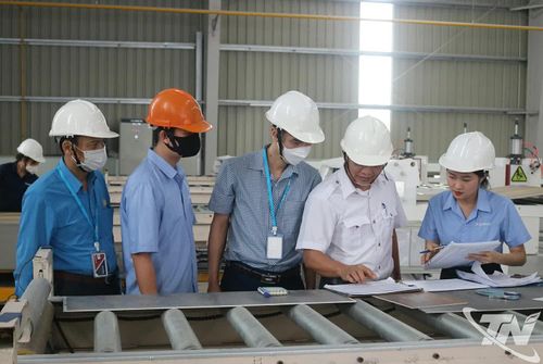 Các thành viên Hội đồng An toàn vệ sinh lao động tỉnh kiểm tra công tác an toàn vệ sinh lao động tại Công ty TNHH Công nghệ tấm lát sàn AUSDA (phường Vạn Xuân).