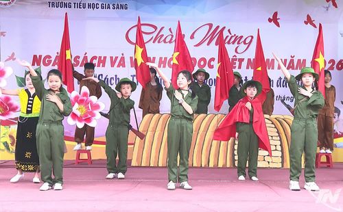 Trường Tiểu học Gia Sàng sân khấu hóa tác phẩm lịch sử, xây dựng các tiểu phẩm, kịch ngắn về lịch sử Việt Nam.