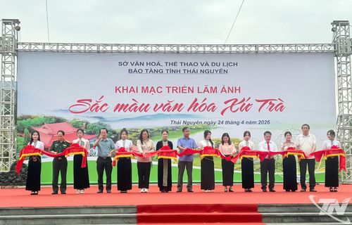 Các đại biểu cắt băng khai mạc Triển lãm.