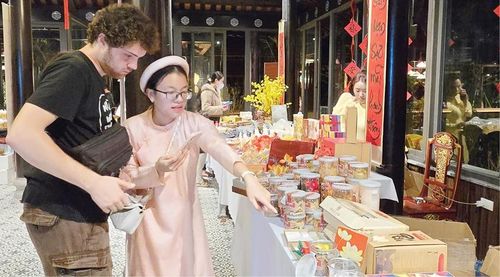 Giới thiệu sản phẩm truyền thống Huế cho du khách nước ngoài tại không gian Phủ Nội vụ 