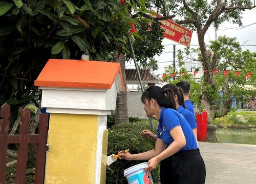 Sơn, quét lại cổng Nhà lưu niệm Bác Hồ