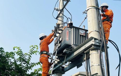 Kiểm tra bảo dưỡng hệ thống trạm biến áp ở khu vực trung tâm thành phố