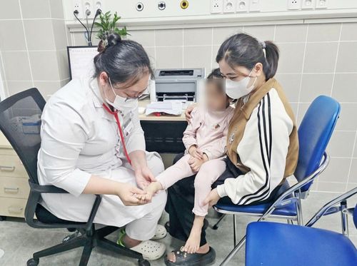 Trẻ khám tay chân miệng ở Trung tâm Nhi khoa, Bệnh viện Bạch Mai.