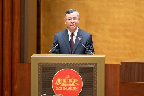 Bộ trưởng Bộ Tài chính Ngô Văn Tuấn trình bày dự thảo Nghị quyết. Ảnh: Media Quốc hội.