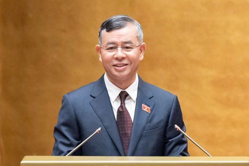 Bộ trưởng Bộ Tài chính Ngô Văn Tuấn trình bày báo cáo giải trình tại Quốc hội.