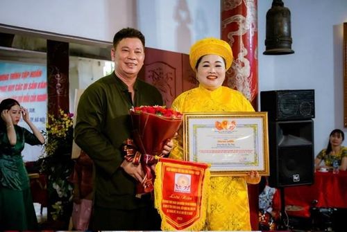 Lê Thị Thủy tham gia Giao lưu thực hành Tín ngưỡng thờ Mẫu tại Cụm Di tích Chùa Hang - Đền Quan Tam (phường Tùng Thiện, TP. Hà Nội)