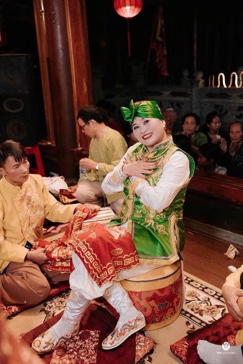 Đồng thầy Lê Thị Thủy trong một giá hầu