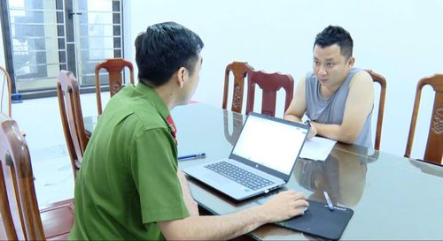  Đối tượng Vũ Xuân Đoàn khai nhận hành vi khai thác đá trai phép- Ảnh: Hoàng Long 