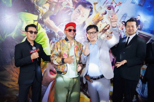  NSƯT Đức Khuê vui mừng tái ngộ ê-kíp. 