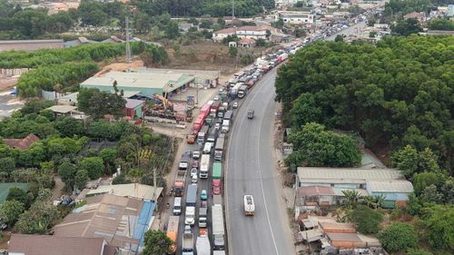 Thời gian gần đây, việc rào chắn để thi công sửa chữa đã gây ra tình trạng ùn tắc nghiêm trọng, có thời điểm kéo dài nhiều km trên Quốc lộ 51. Ảnh: Văn Dũng