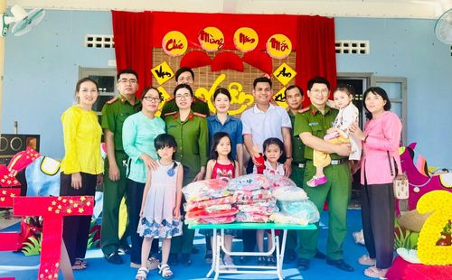 Thiếu tá Chu Thị Quỳnh Nga, Chi hội trưởng Chi hội phụ nữ cùng Đoàn Thanh niên Công an xã Xuân Lãnh tặng quà tại Trường mầm non Xuân Lãnh, trong chương trình “chăn ấm mùa đông cho em”.