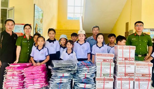 Thiếu tá Chu Thị Quỳnh Nga, Chi hội trường Chi hội phụ nữ cùng Đoàn Thanh niên Công an xã Xuân Lãnh trao tặng quà tại Trường tiểu học Xuân Lãnh.