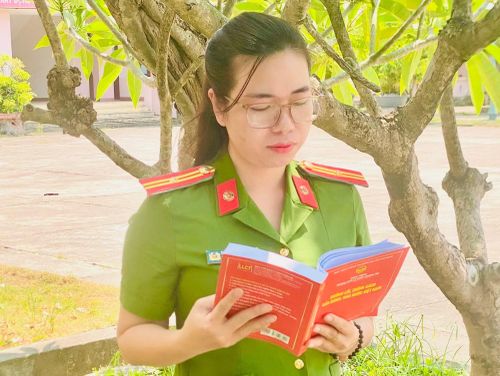 Thiếu tá Chu Thị Quỳnh Nga tranh thủ nghiên cứu tài liệu học tập trung cấp chính trị sáng 24/4/2026 tại Trung tâm huấn luyện và bồi dưỡng nghiệp vụ Công an tỉnh Đắk Lắk ở phường Bình Kiến.