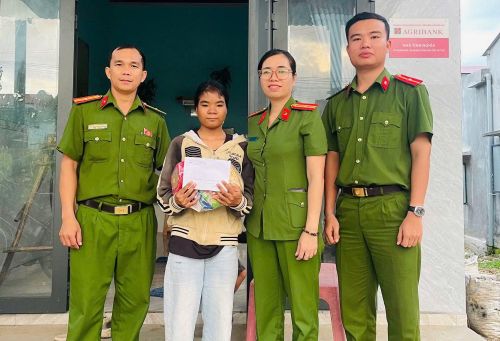 Thiếu tá Chu Thị Quỳnh Nga đến thăm cháu Mang Thị Ny trong mô hình "Con nuôi Công an xã Xuân Lãnh".