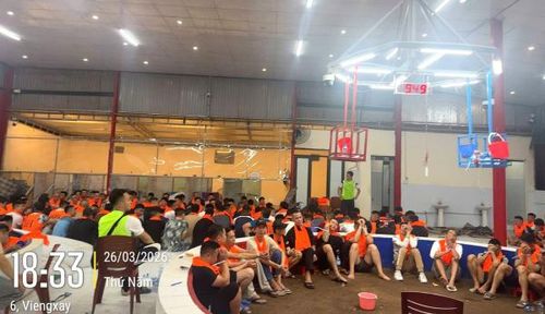 Lực lượng Công an bắt quả tang các đối tượng đang đánh bạc.