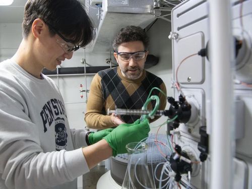 Joseph Cotruvo, Giáo sư hóa học tại Đại học Penn State, và đồng nghiệp, đã tách các nguyên tố đất hiếm bằng protein vi khuẩn. Ảnh Penn State.