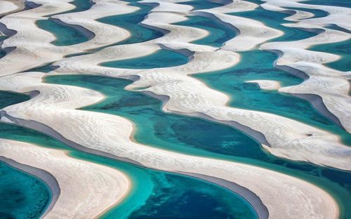 Giờ đây được bảo vệ như một vườn quốc gia, Lençóis Maranhenses (Brazil) vẫn giữ được vẻ yên tĩnh đáng kinh ngạc, ngoại trừ những khoảnh khắc rất hiếm hoi khi mưa đến và các đầm nước đầy ắp. Khám phá khu vực mang lại cho khách du lịch trải nghiệm phiêu lưu như giữa cảnh quan siêu thực. Ảnh: Getty