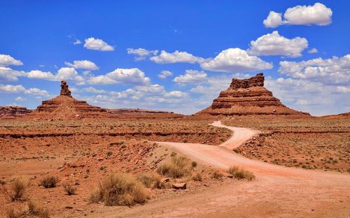 Bears Ears là quê hương tổ tiên của Xứ Navajo (lãnh thổ của người Mỹ bản địa), cùng một số bộ lạc. Nơi đây rất "giàu" các hình khắc trên đá và cây thuốc vẫn được thu hái cho đến ngày nay. Ảnh: Getty