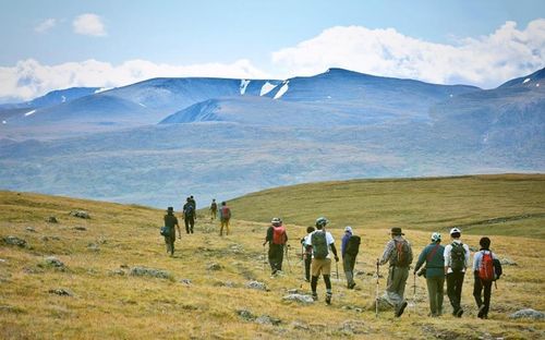 Khách du lịch đi bộ đường dài (hiking) khám phá Đỉnh Khüiten ở cực Tây, là điểm cao nhất của Mông Cổ ở độ cao 4.374m. Ảnh: selenatravel