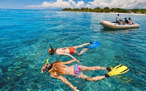 Nằm trong Tam giác San hô (coral triangle) của Indonesia, Raja Ampat sở hữu đa dạng sinh học biển cao nhất trên Trái Đất, với hệ sinh thái san hô nguyên sơ, mật độ cá đặc biệt cao và độ trong suốt của nước. Ảnh: adelaar-cruises