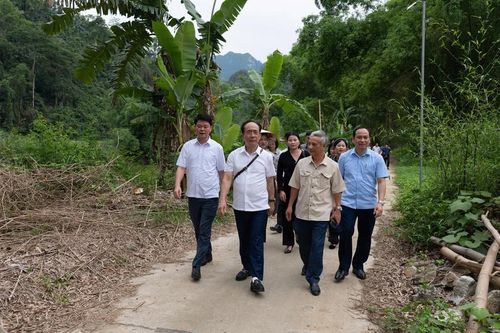 Lãnh đạo Hội Nhà báo tỉnh Thái Nguyên và lãnh đạo Hiệp hội Du lịch tỉnh Thái Nguyên cùng các hội viên, nhà báo đi khảo sát thực tế về phát triển du lịch tại xã Ba Bể.