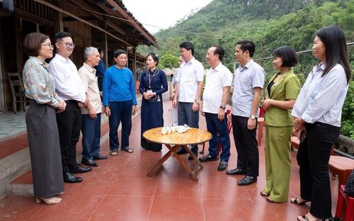 Đoàn công tác và các nhà báo tìm hiểu nét văn hóa cùng đời sống người dân tại thôn Bản Cám, xã Ba Bể.